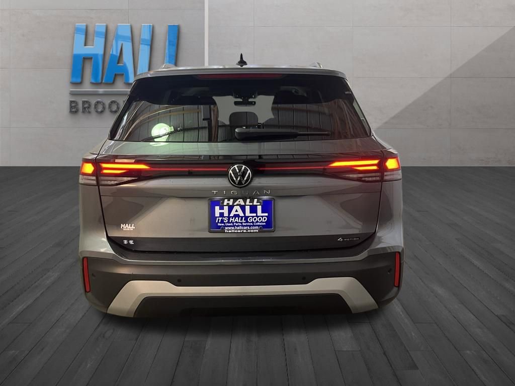 Certified 2025 Volkswagen Tiguan SE AWD/4WD image 5