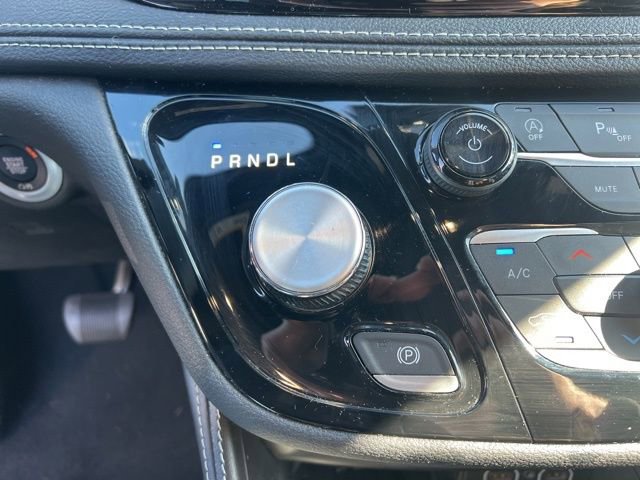 Used 2025 Chrysler Pacifica Limited image 23
