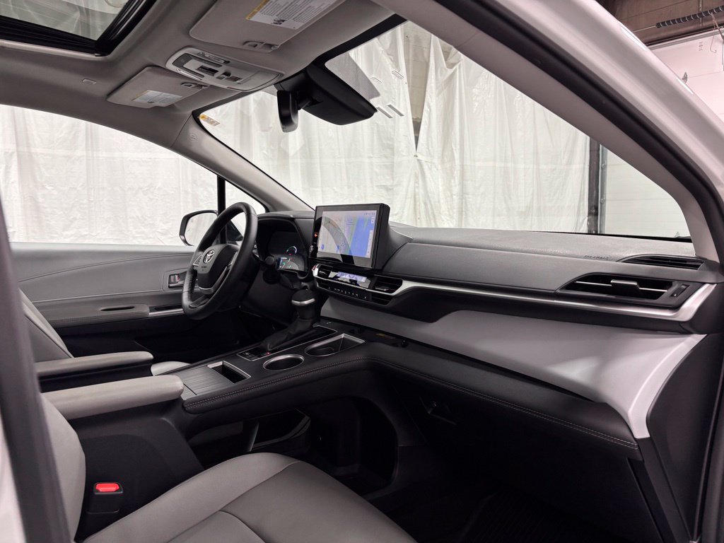 Used 2025 Toyota Sienna XLE AWD/4WD image 63