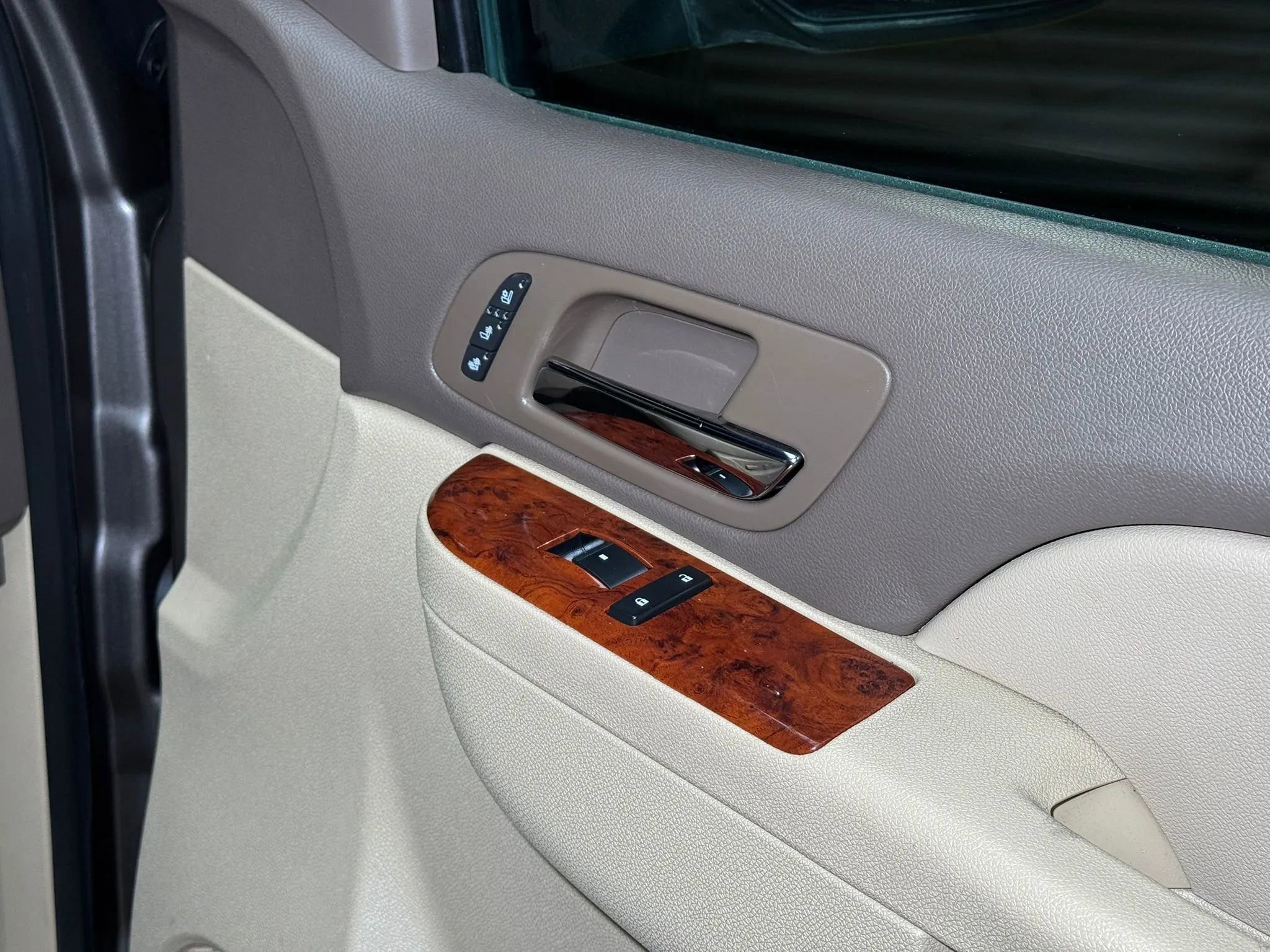 Used 2012 Chevrolet Suburban LTZ image 35