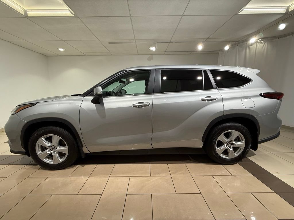 Certified 2025 Toyota Highlander LE AWD/4WD image 2
