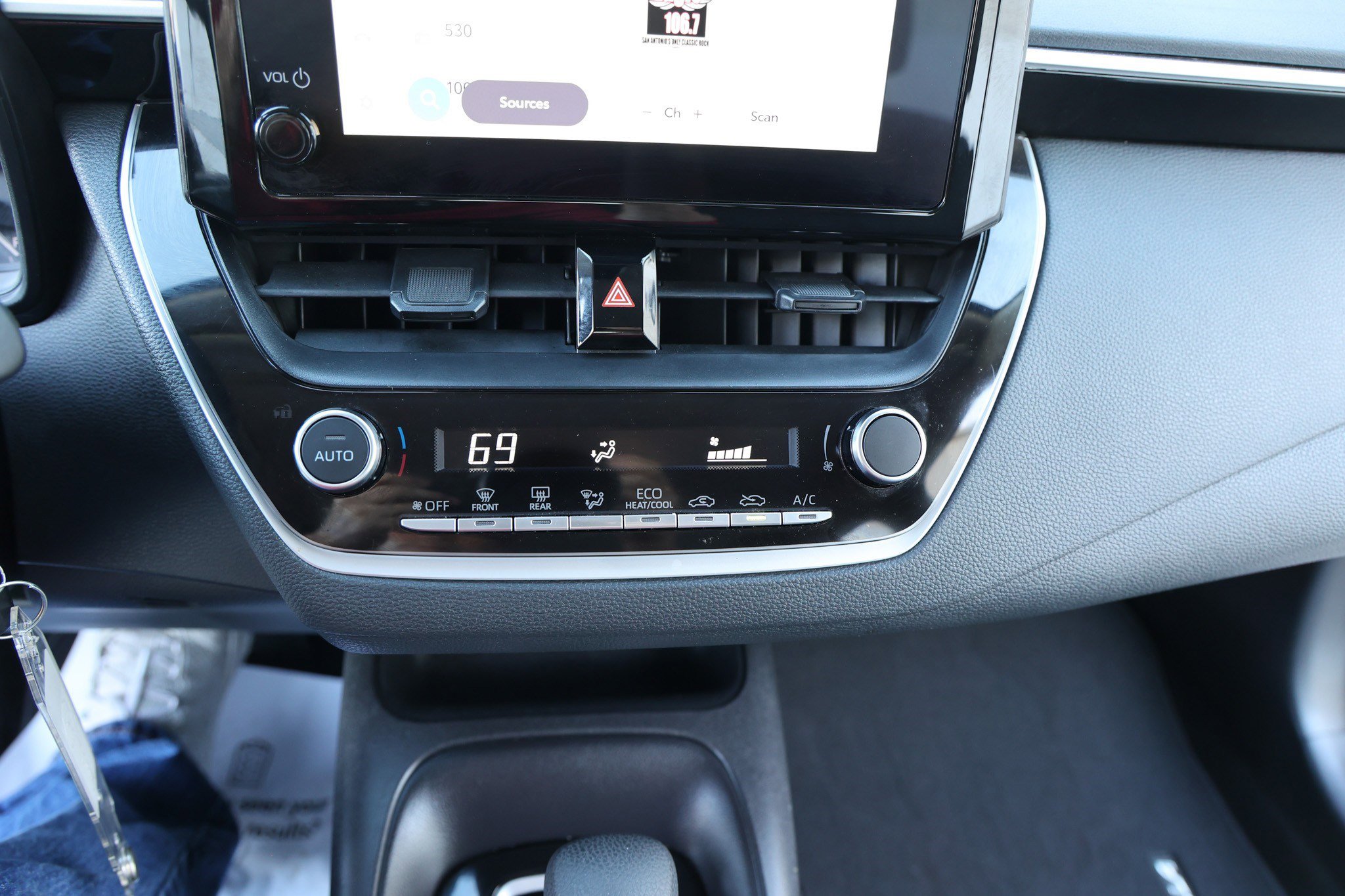 Certified 2025 Toyota Corolla LE image 21