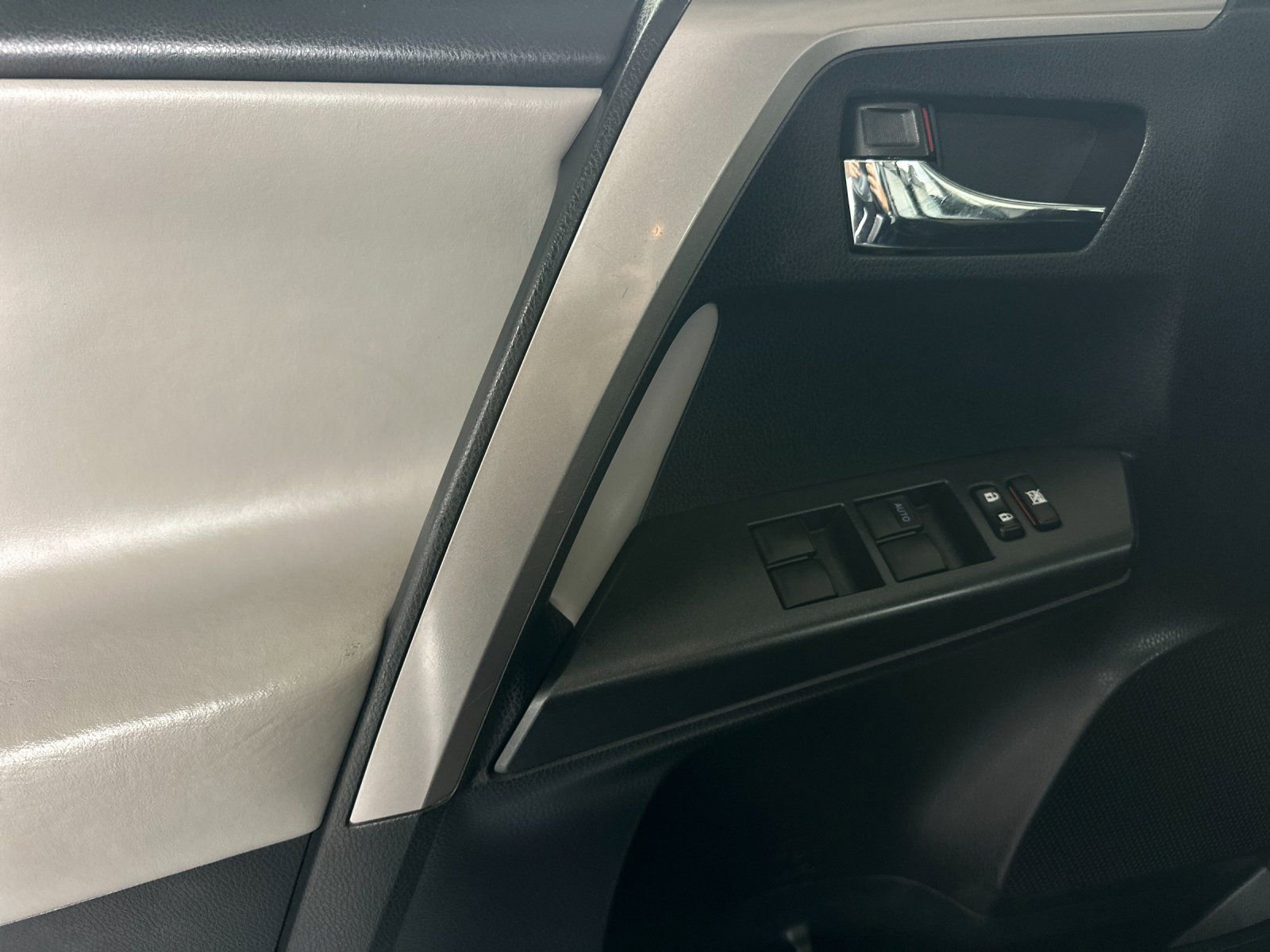 Used 2018 Toyota RAV4 XLE w/ Preferred Accessory Package image 10