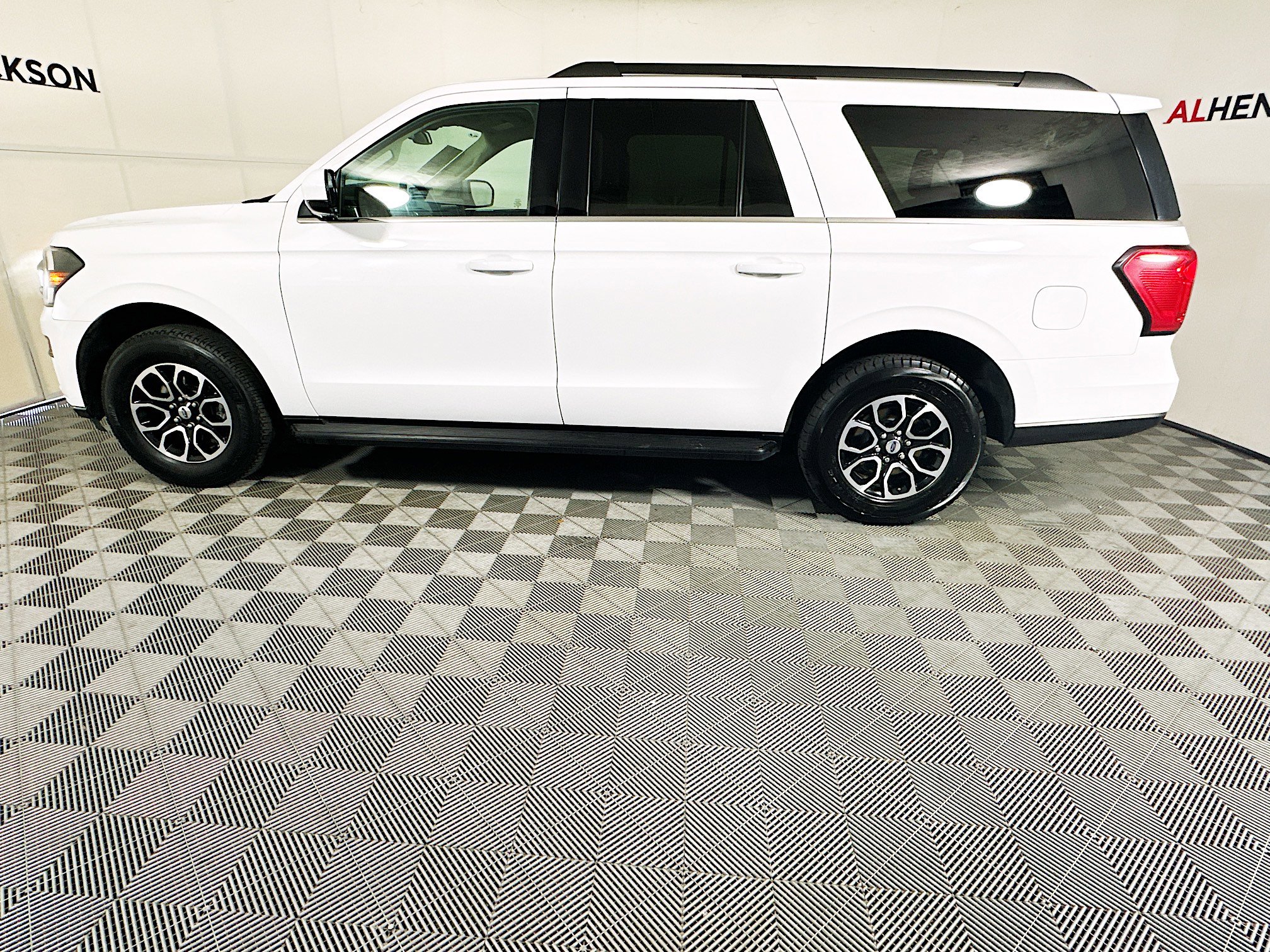 Used 2024 Ford Expedition Max XLT image 6