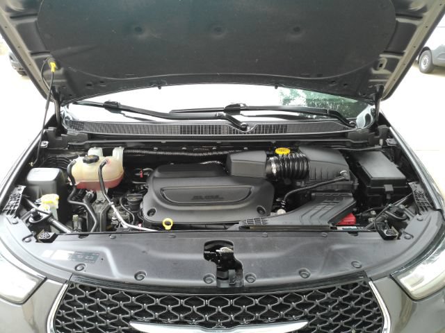 Used 2023 Chrysler Pacifica Touring-L FWD image 57