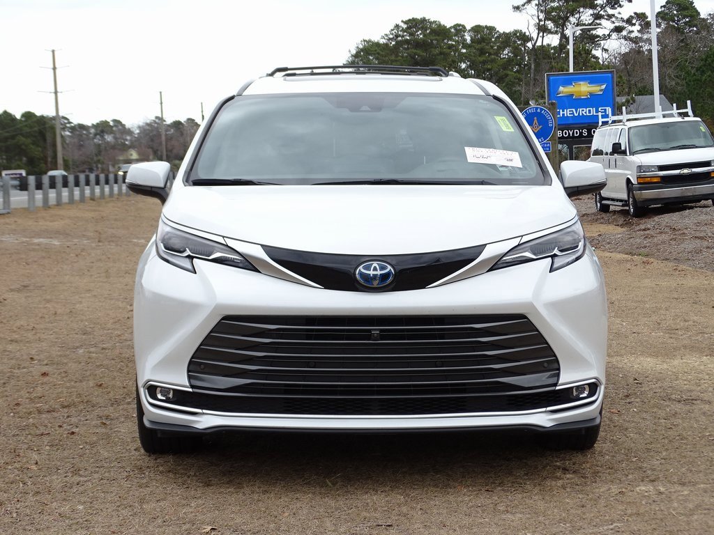 Used 2023 Toyota Sienna Platinum image 2