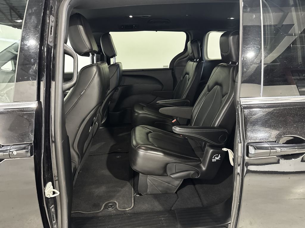 Used 2025 Chrysler Pacifica Select FWD image 19