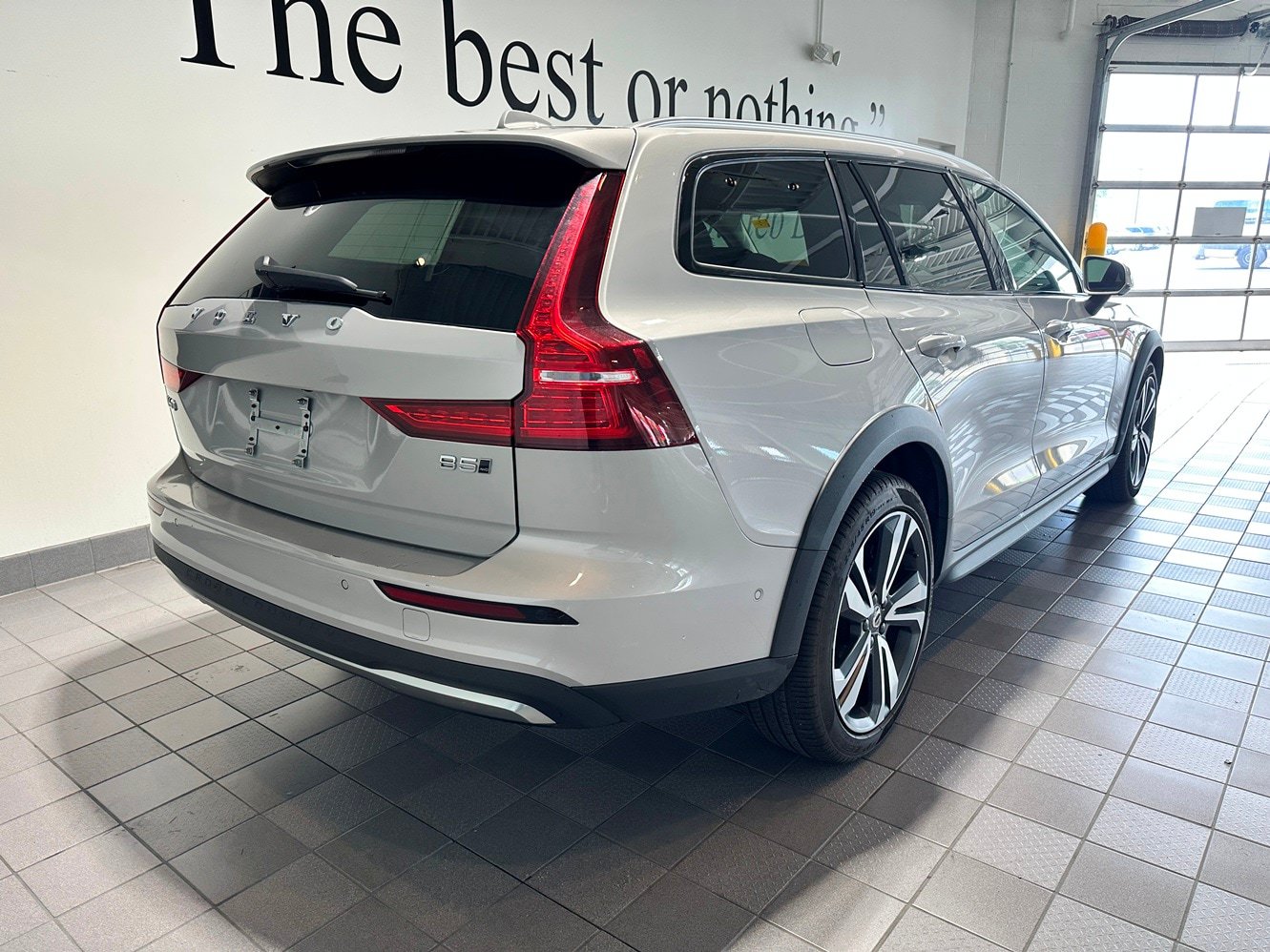 Used 2025 Volvo V60 B5 Cross Country Plus AWD/4WD image 4