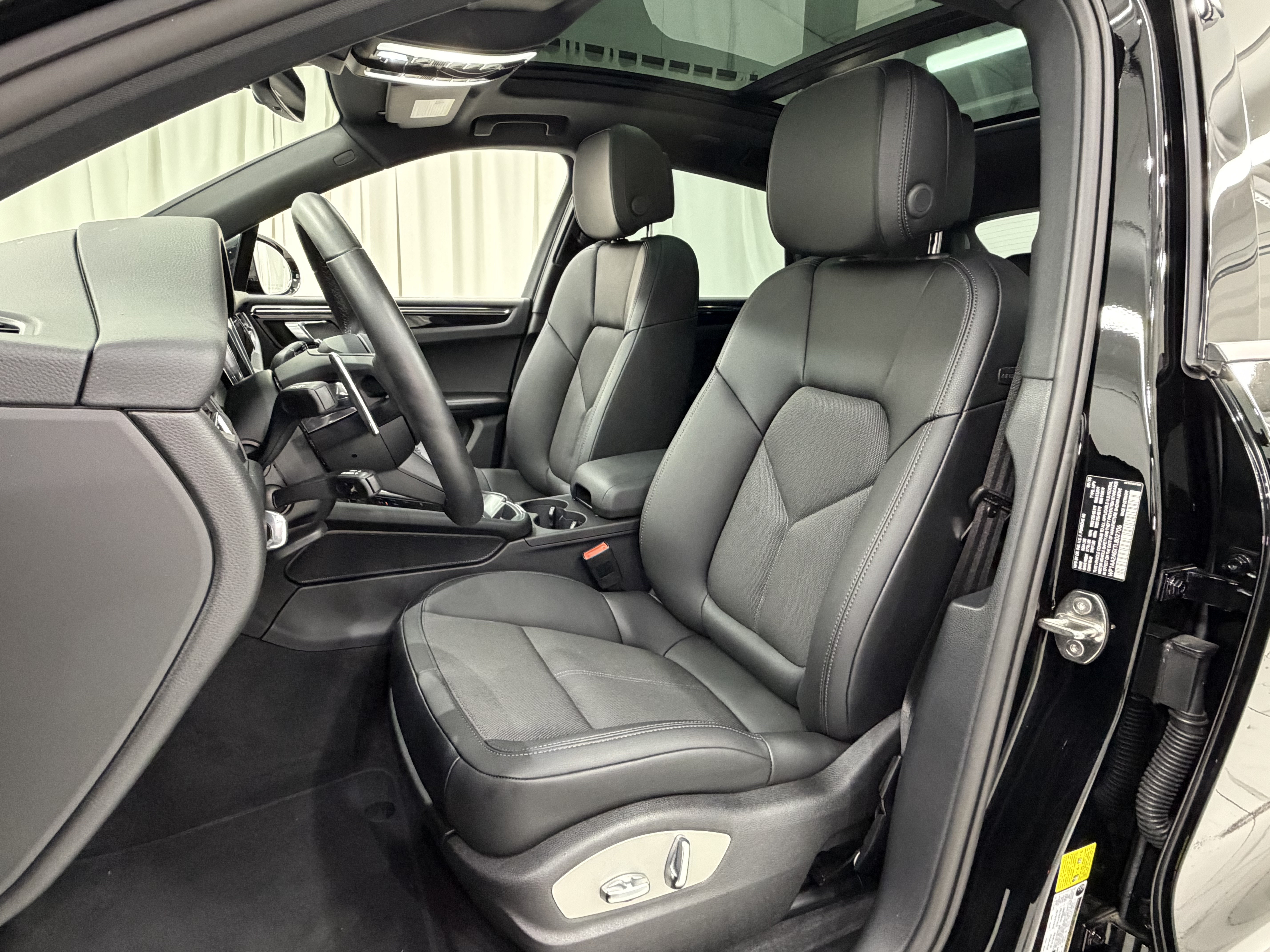 Certified 2026 Porsche Macan AWD/4WD image 27