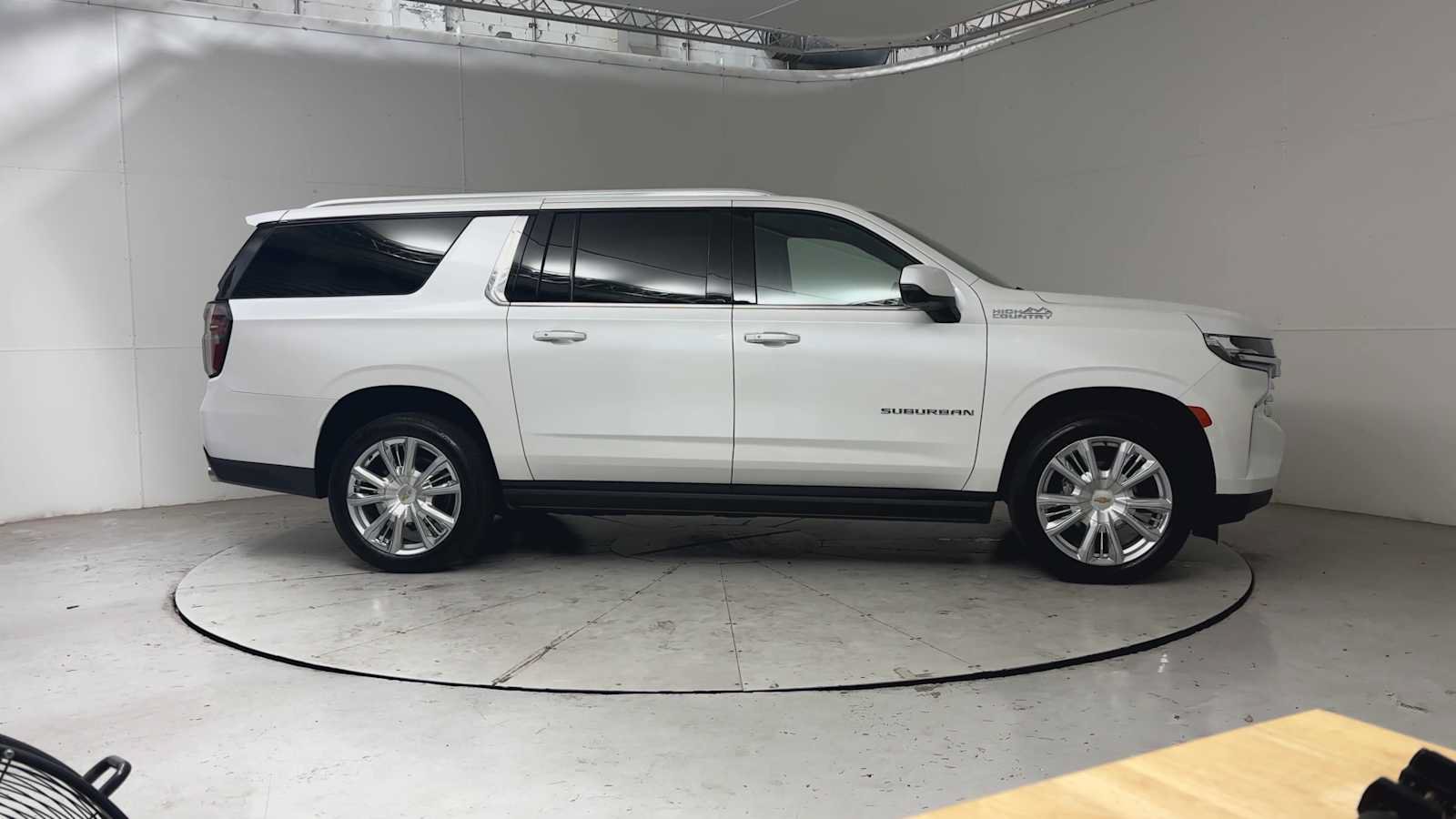 Used 2024 Chevrolet Suburban High Country w/ Premium Package AWD/4WD image 4