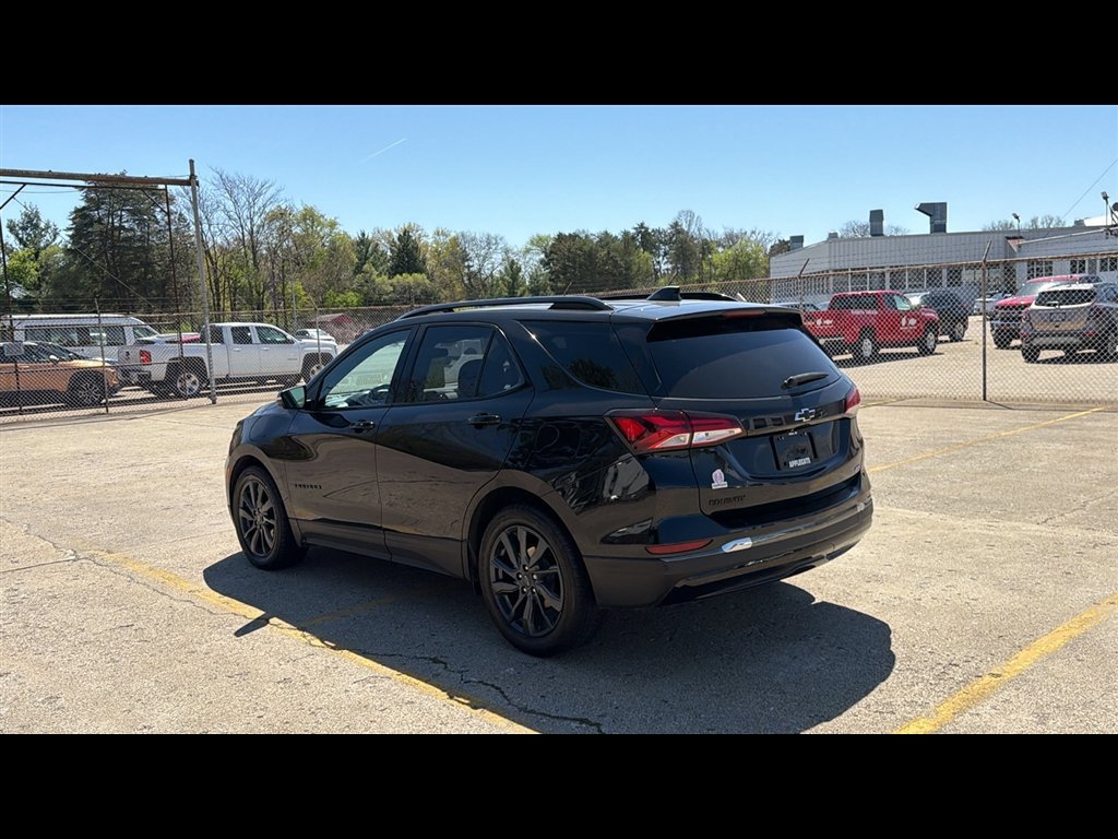 Used 2022 Chevrolet Equinox RS w/ Infotainment Package FWD image 4