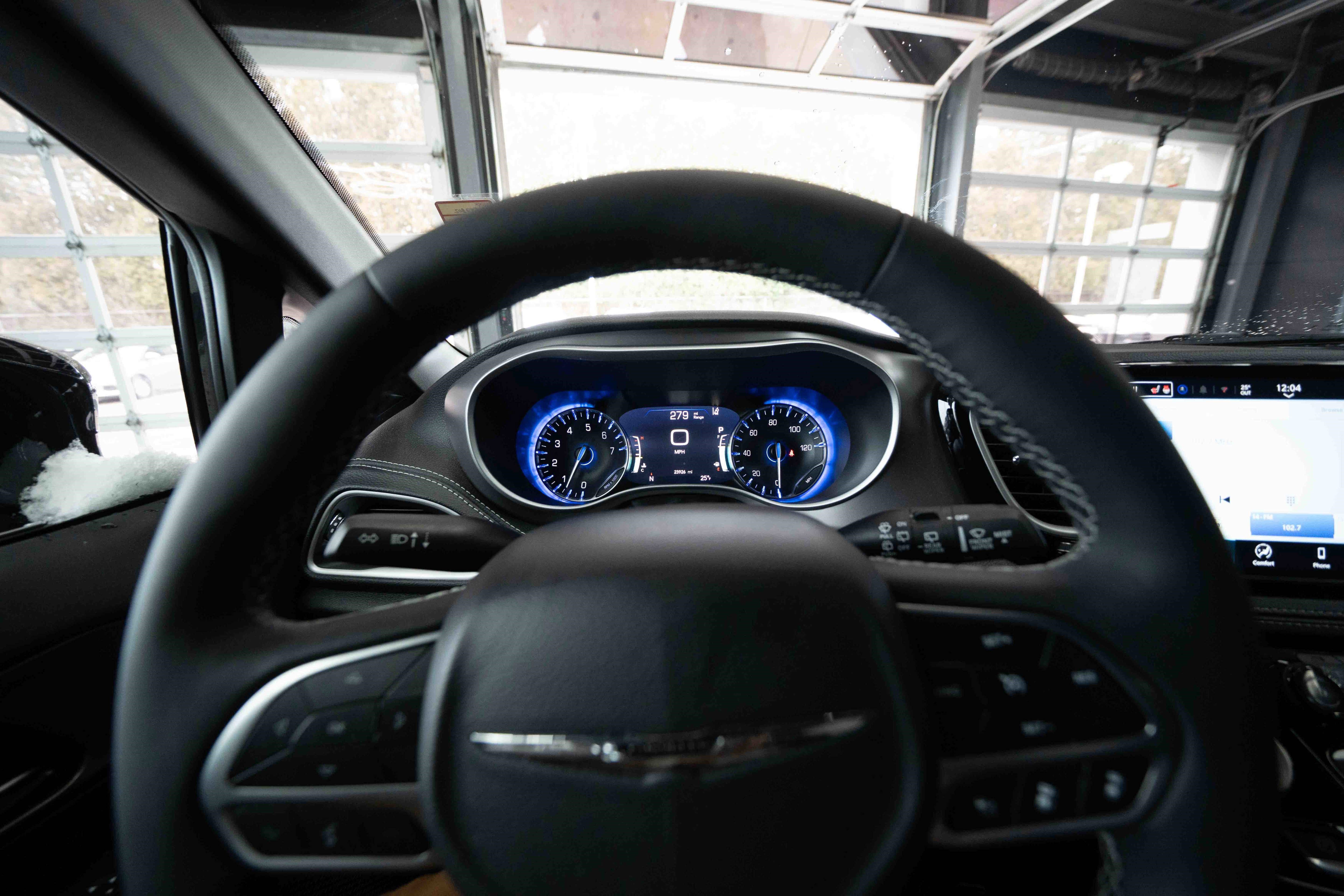 Used 2025 Chrysler Pacifica Select image 15