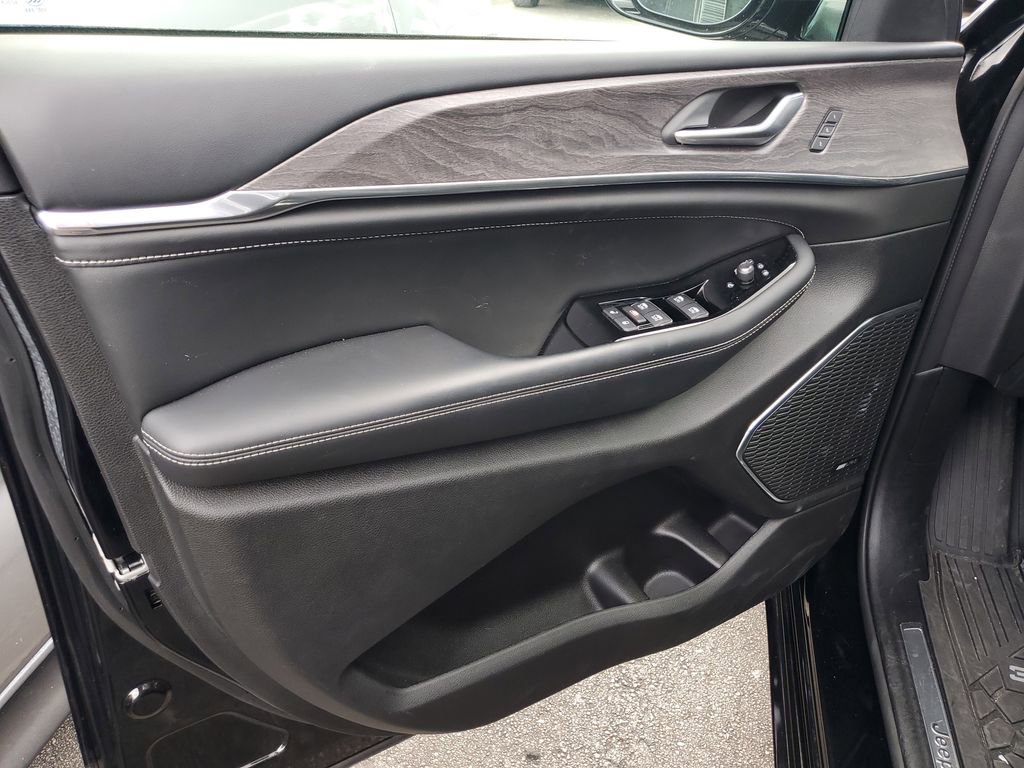Used 2023 Jeep Grand Cherokee Overland AWD/4WD image 18