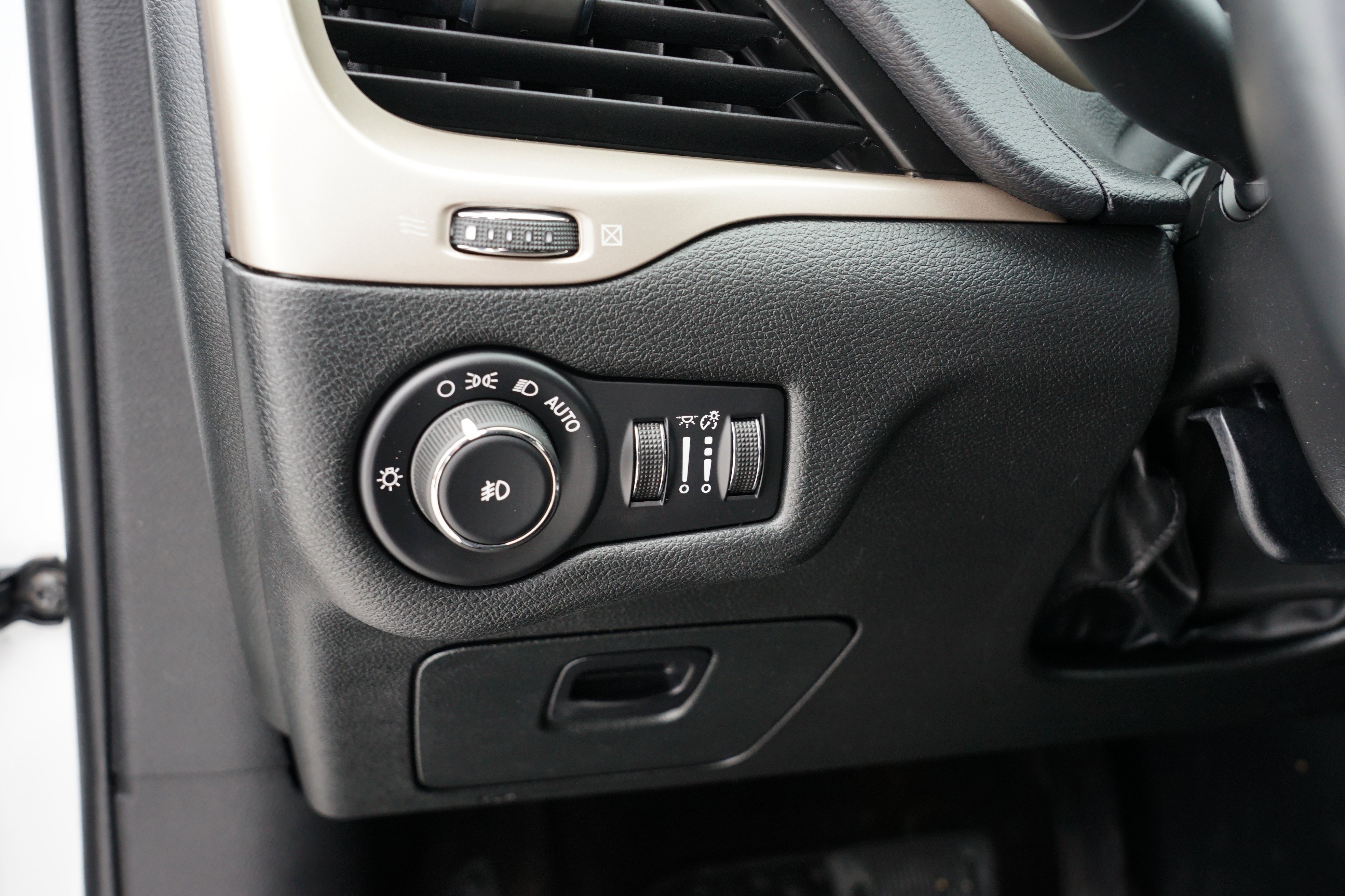 Used 2016 Jeep Cherokee Latitude w/ Cold Weather Group image 17