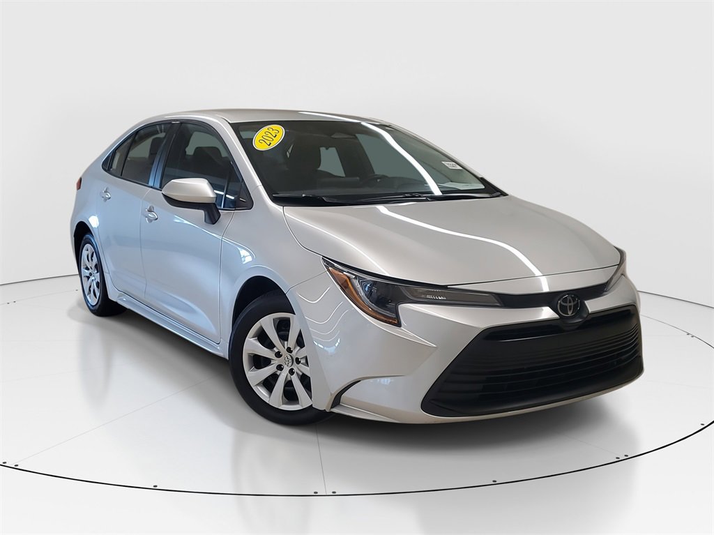 Used 2023 Toyota Corolla LE image 2