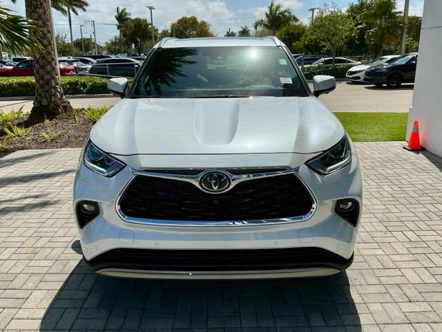 Used 2025 Toyota Highlander Platinum image 2