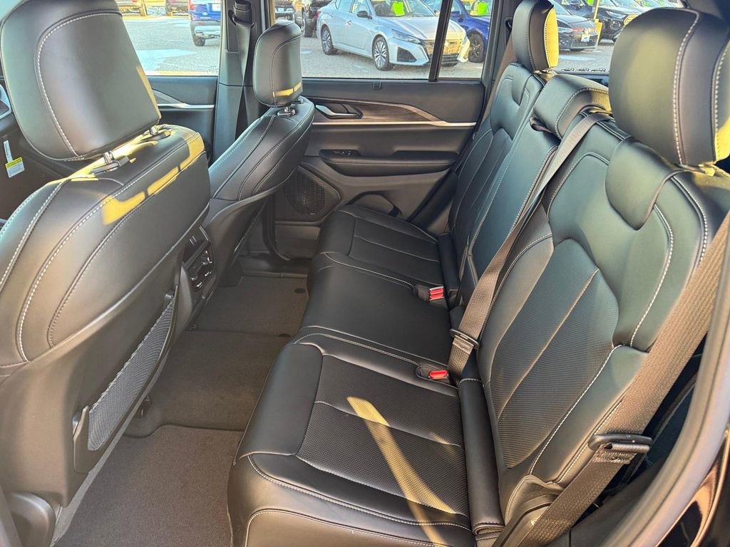 New 2025 Jeep Grand Cherokee Limited w/ Luxury Tech Group II image 11