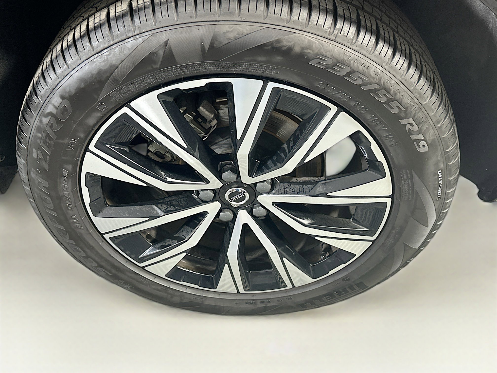 Used 2025 Volvo XC60 B5 Plus image 11