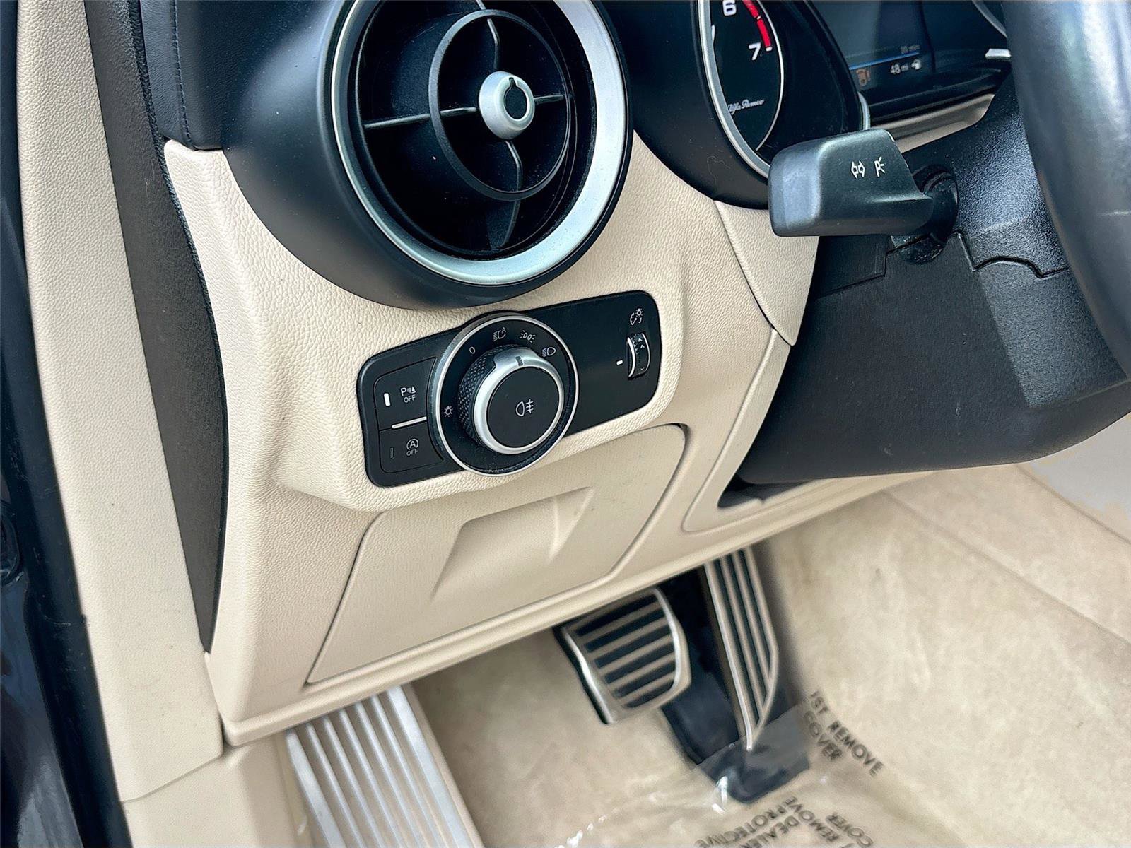 Used 2019 Alfa Romeo Stelvio Ti Lusso w/ Quick Order Package 22X Lusso image 10