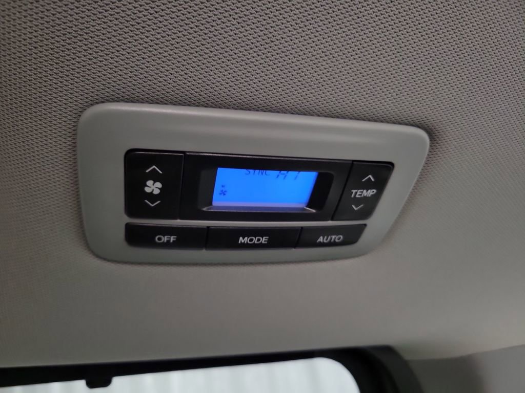 Used 2017 Toyota Sienna XLE image 28