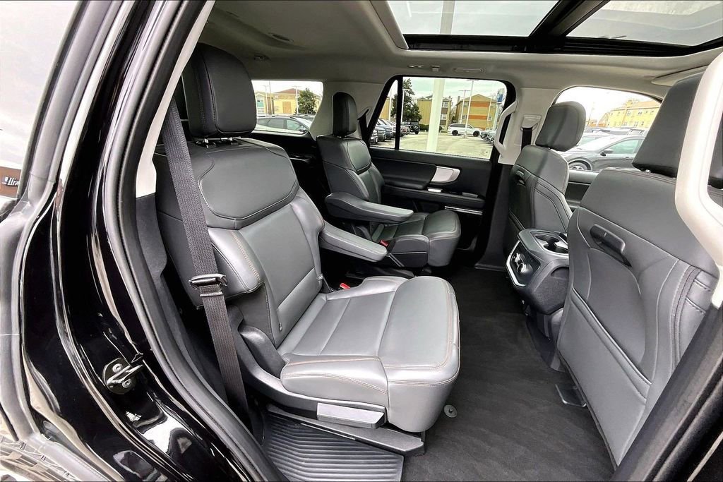 Used 2025 Ford Expedition Active image 26