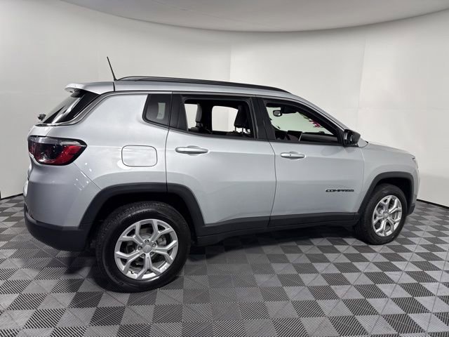 Used 2024 Jeep Compass Latitude image 8