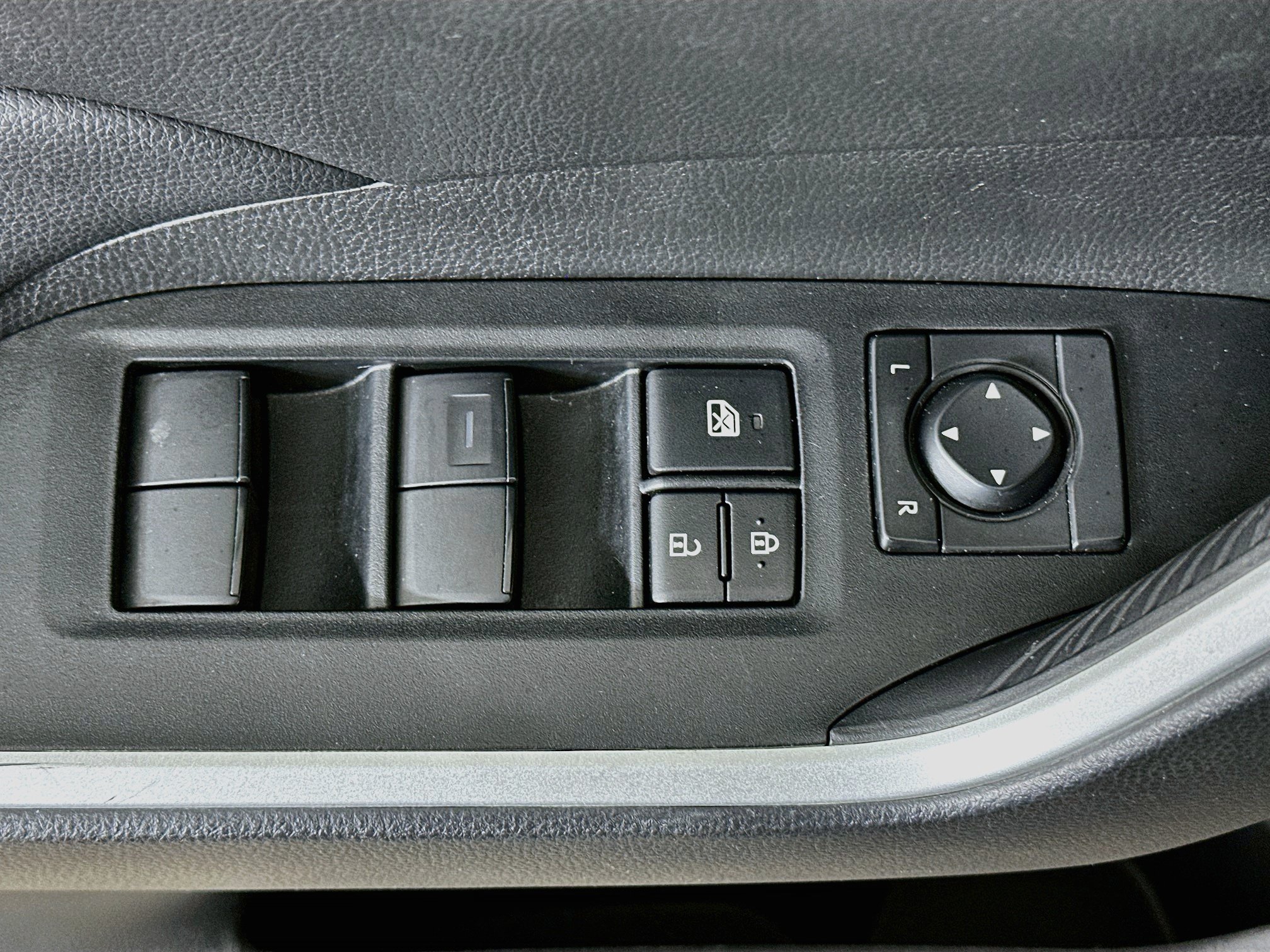 Used 2025 Toyota RAV4 LE AWD/4WD image 15