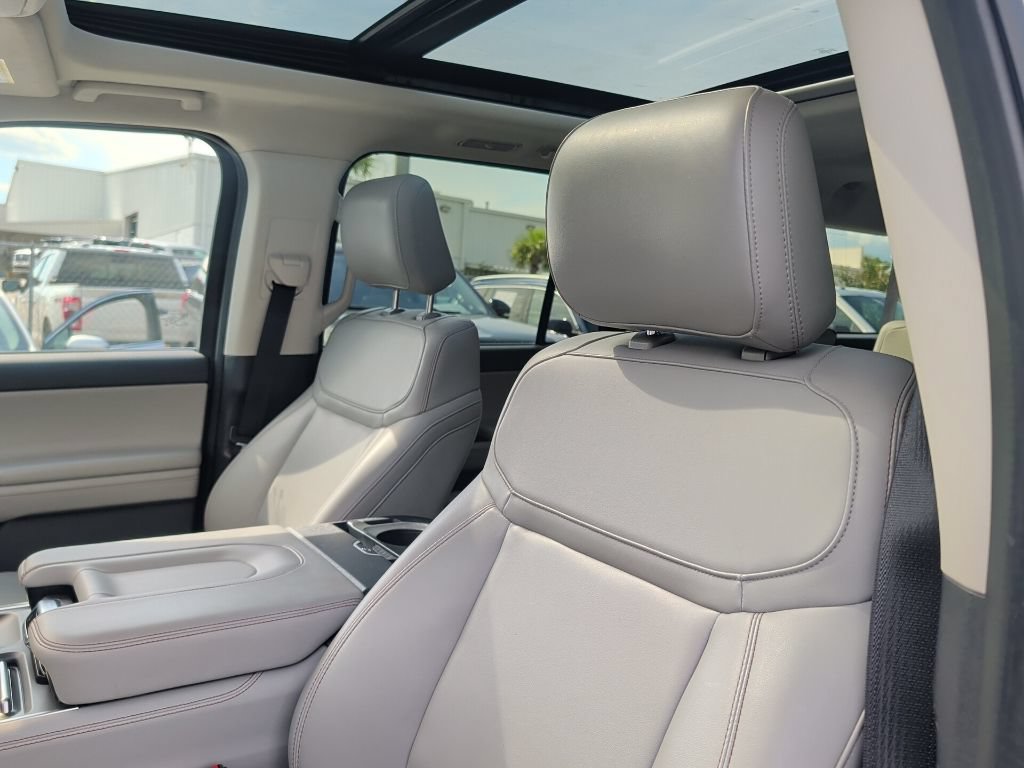 Used 2025 Ford Expedition Max Active RWD image 9