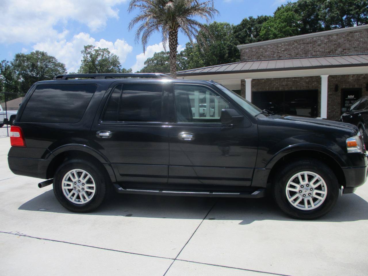 Used 2014 Ford Expedition XLT w/ Leather Seating Package RWD image 26