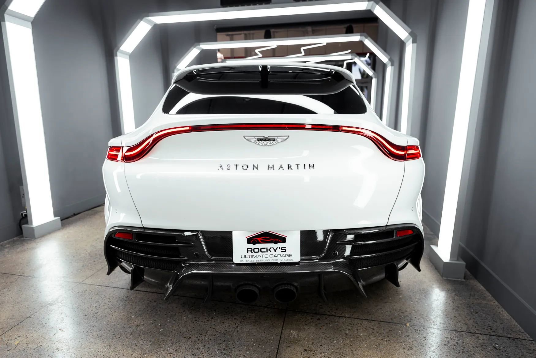 Used 2021 Aston Martin DBX AWD/4WD image 9
