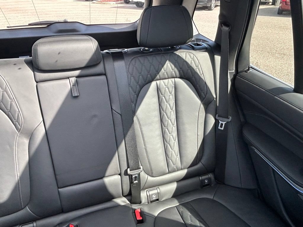 Used 2025 BMW X5 xDrive50e AWD/4WD image 14