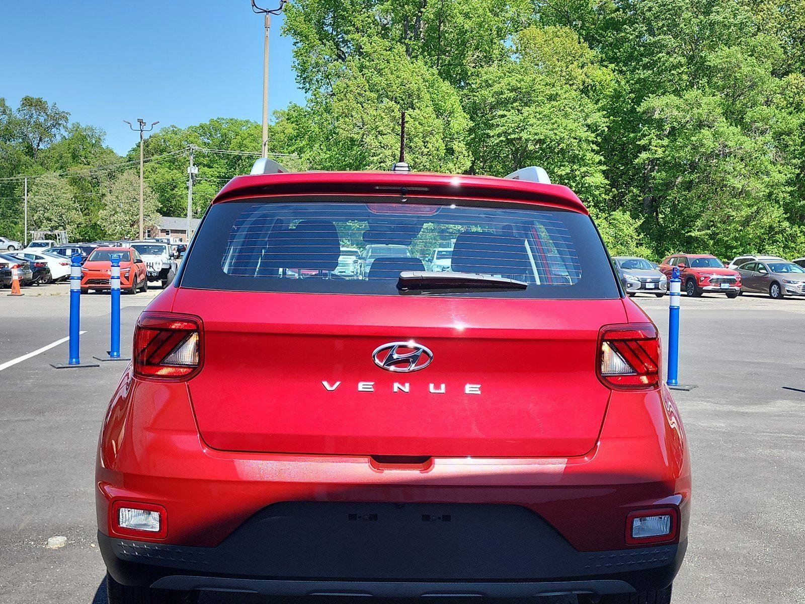 Used 2025 Hyundai Venue SEL image 4