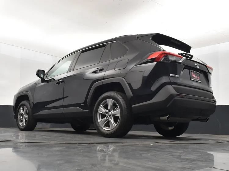 Used 2022 Toyota RAV4 LE AWD/4WD image 9