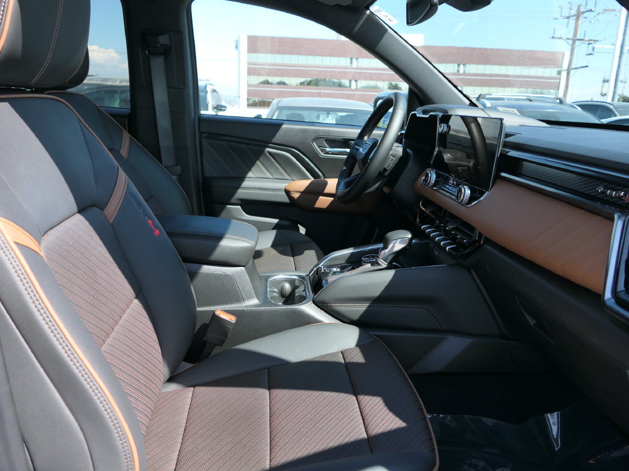 Used 2025 GMC Canyon AT4 w/ AT4 Premium Package AWD/4WD image 28