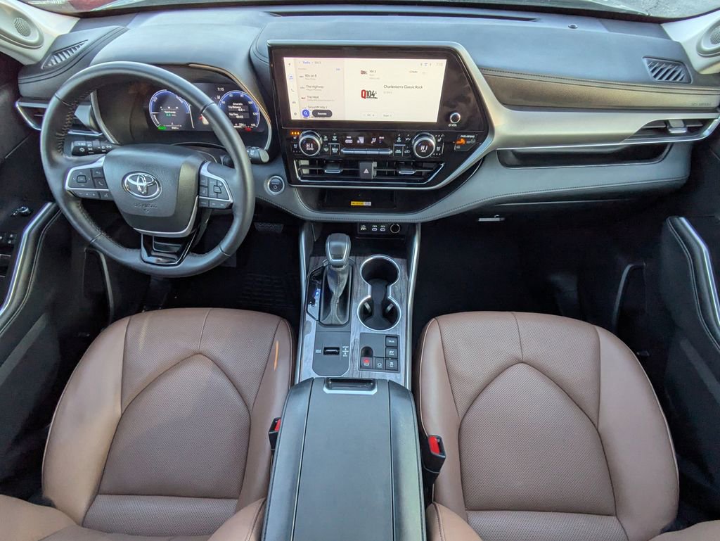 Certified 2025 Toyota Highlander Limited image 17