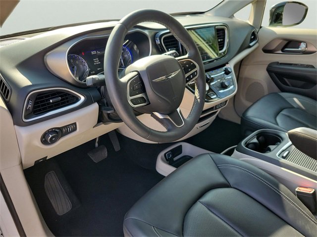 Used 2024 Chrysler Pacifica Touring-L image 14