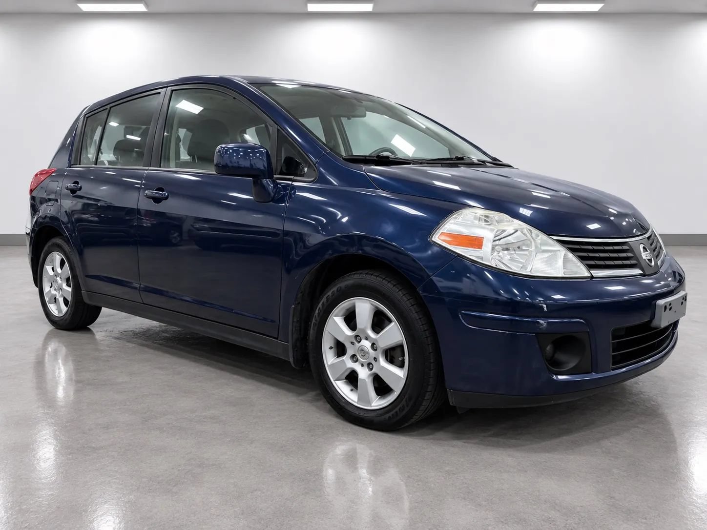Used 2009 Nissan Versa Hatchback w/ Convenience Pkg FWD image 3