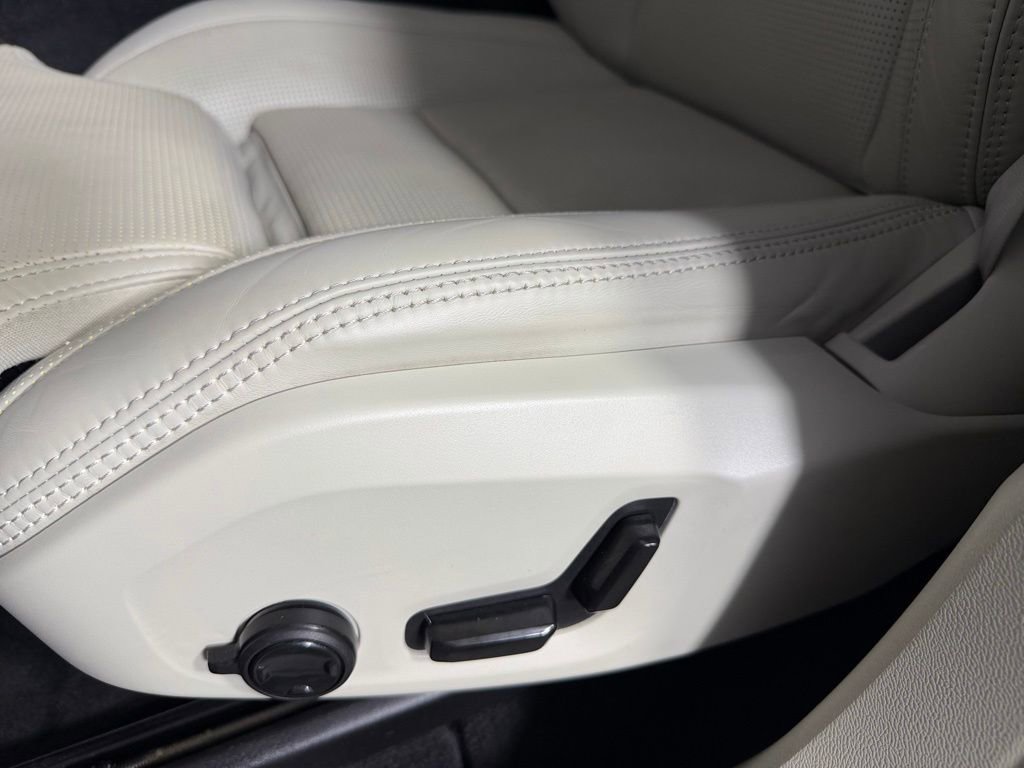Used 2023 Volvo XC60 B5 Ultimate w/ Climate Package image 23