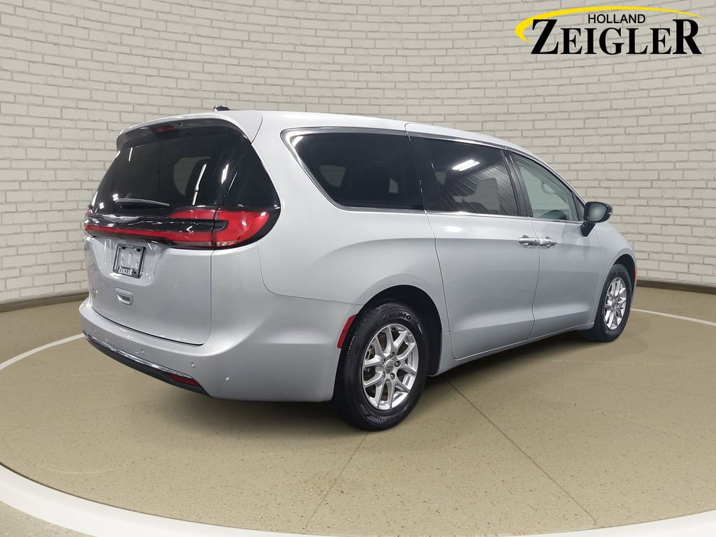 Used 2024 Chrysler Pacifica Touring-L FWD image 5