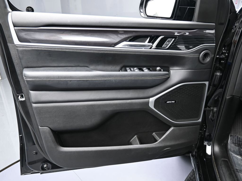 Used 2024 Jeep Wagoneer 2WD image 12