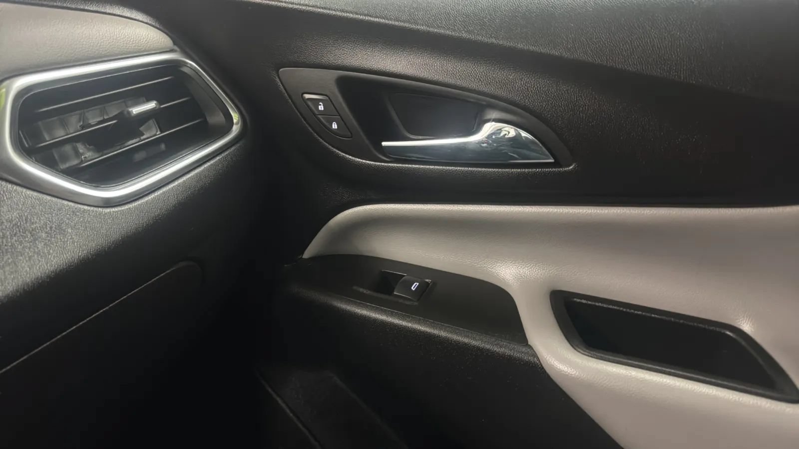 Used 2022 Chevrolet Equinox LS w/ LS Convenience Package FWD image 17