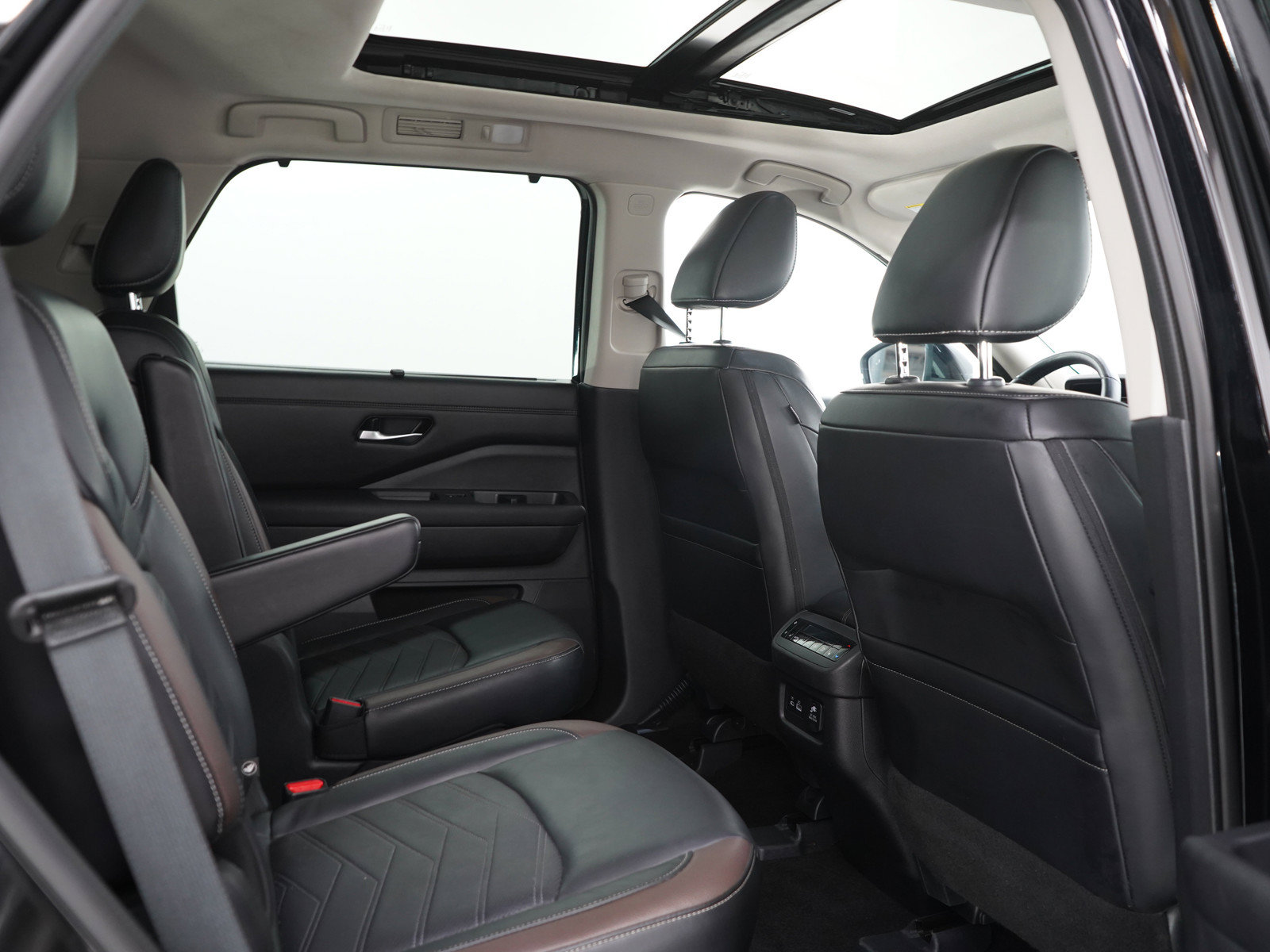 Used 2024 Nissan Pathfinder Platinum AWD/4WD image 14