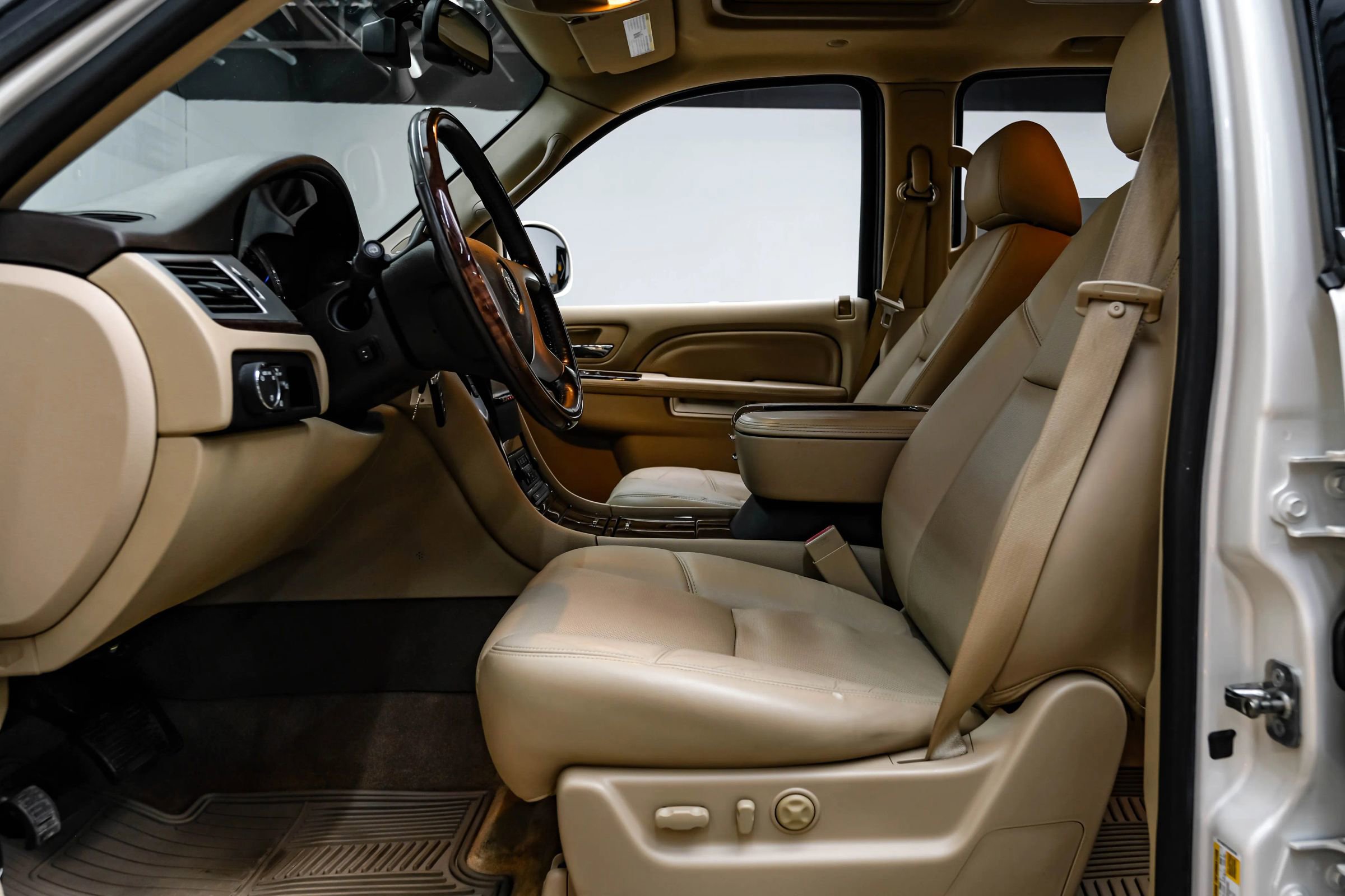 Used 2012 Cadillac Escalade Premium AWD/4WD image 4