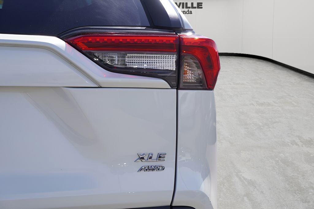 Used 2021 Toyota RAV4 XLE Premium image 9