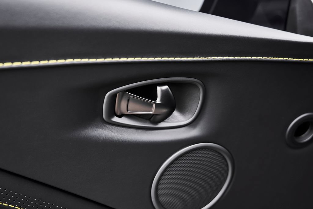 Used 2023 Aston Martin V8 Vantage Coupe RWD image 28