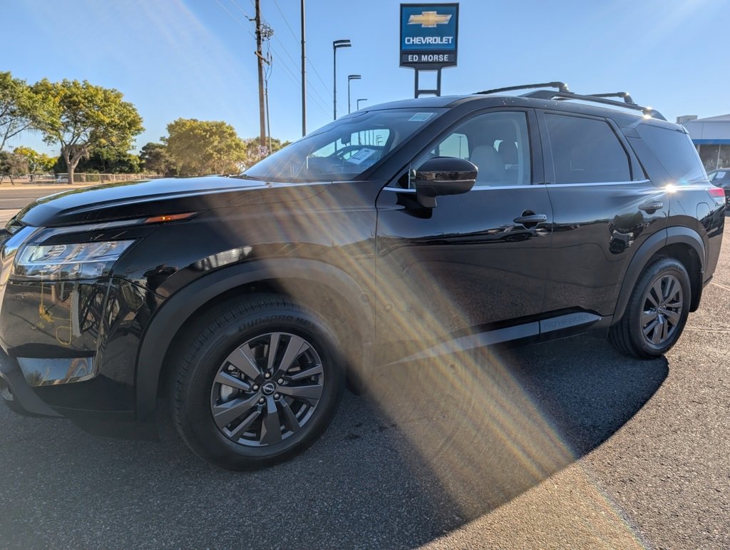 Used 2022 Nissan Pathfinder SV w/ SV Premium Package image 1