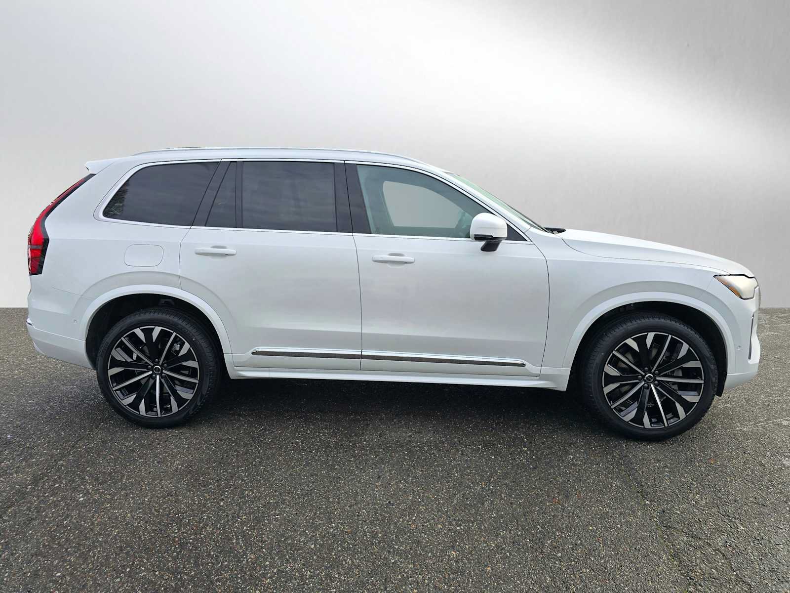 New 2026 Volvo XC90 B6 Plus w/ Protection Package Premier AWD/4WD image 2