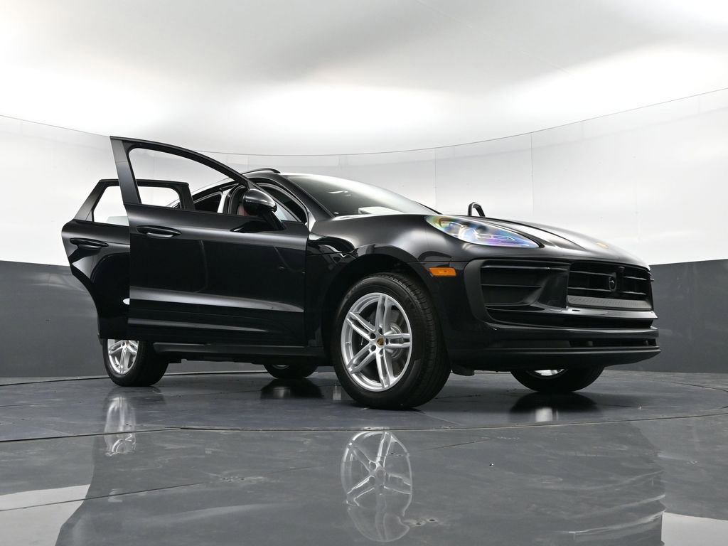 Certified 2025 Porsche Macan AWD/4WD image 37