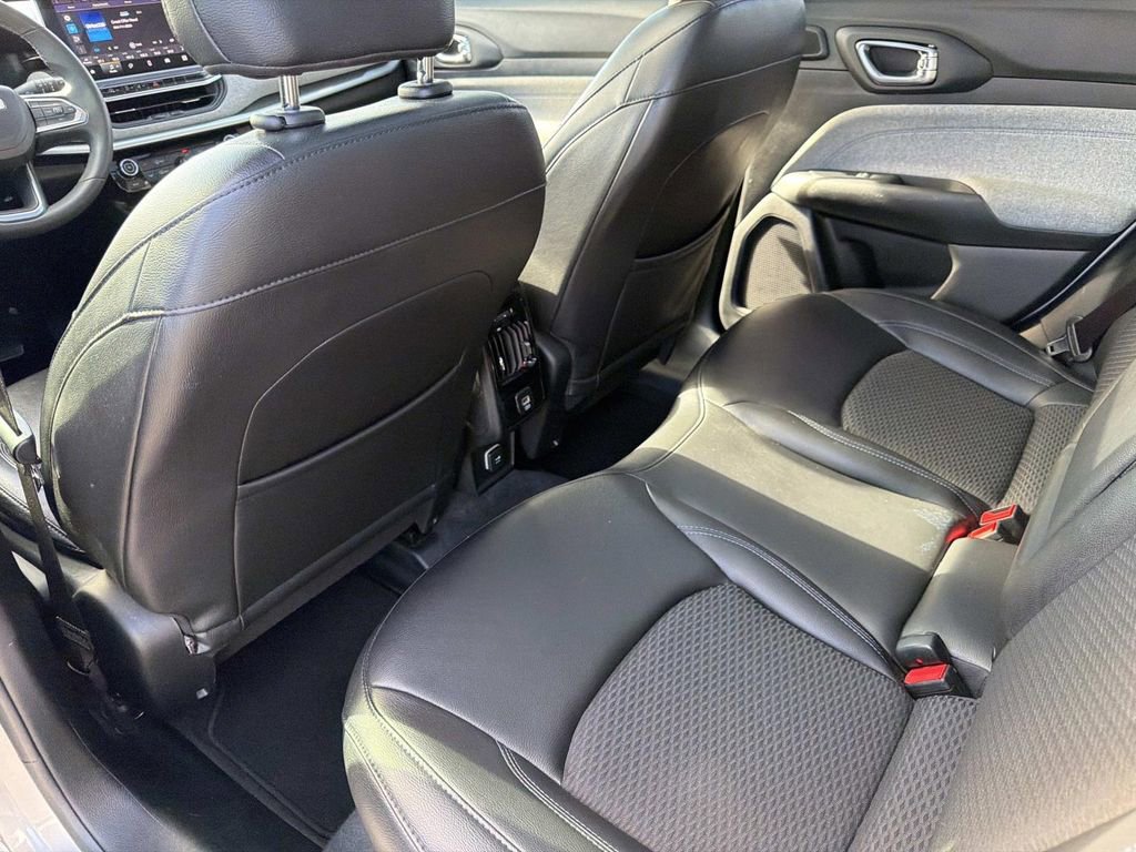 Used 2022 Jeep Compass Latitude w/ Sun and Sound Group AWD/4WD image 17