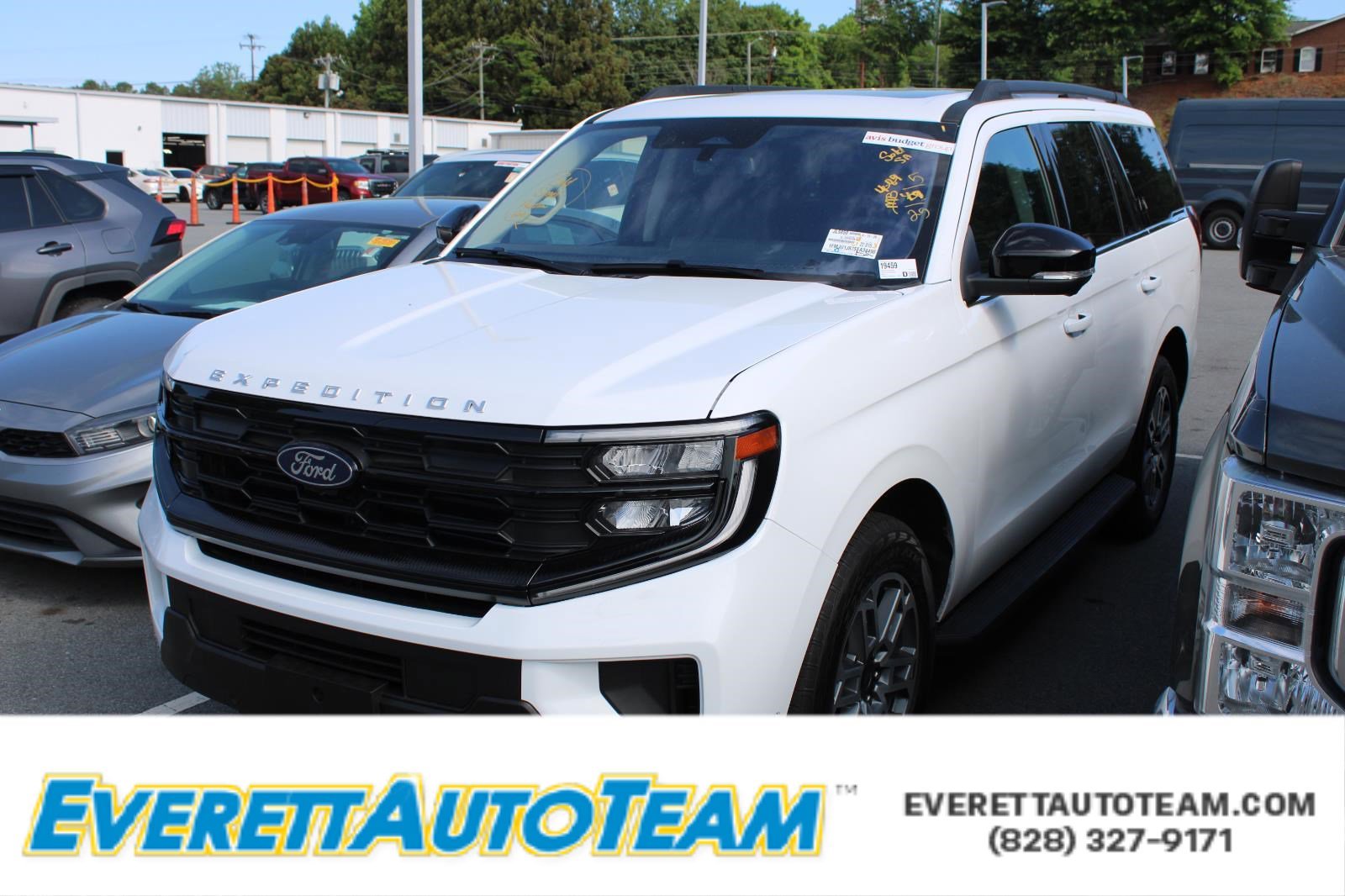 Used 2025 Ford Expedition Active AWD/4WD image 1